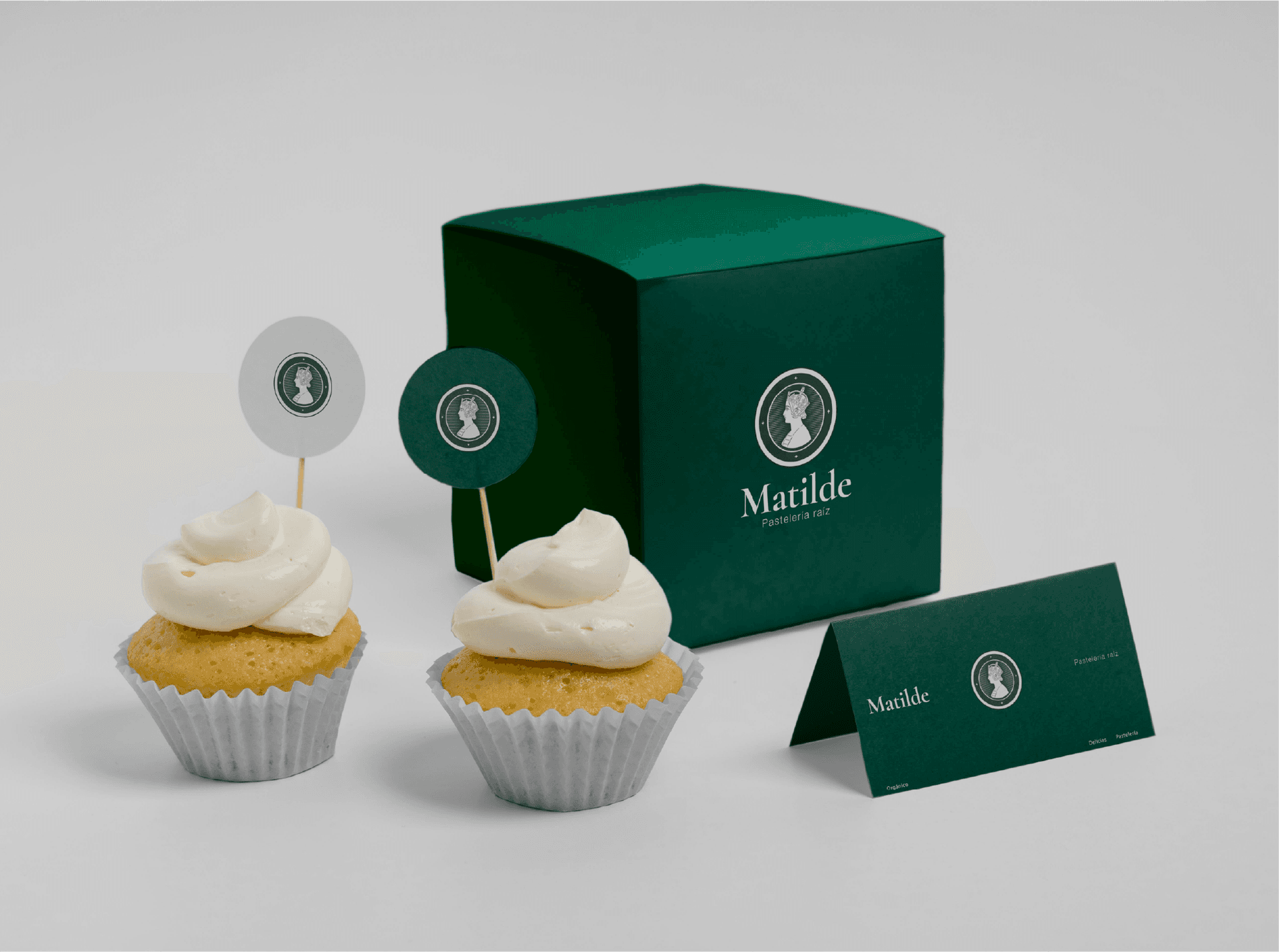 Matilde — gift box, cupcakes, and tent card