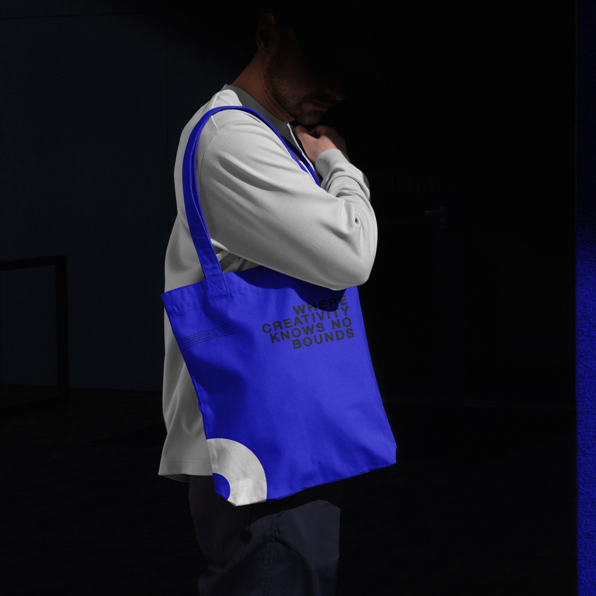 A person carrying the blue Creativedog tote bag